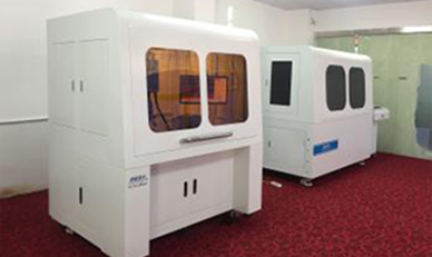 AMOLED、MicroLED顯示面板,行業專用激光修復機及大幅面全,面屏偏光片高速切割機